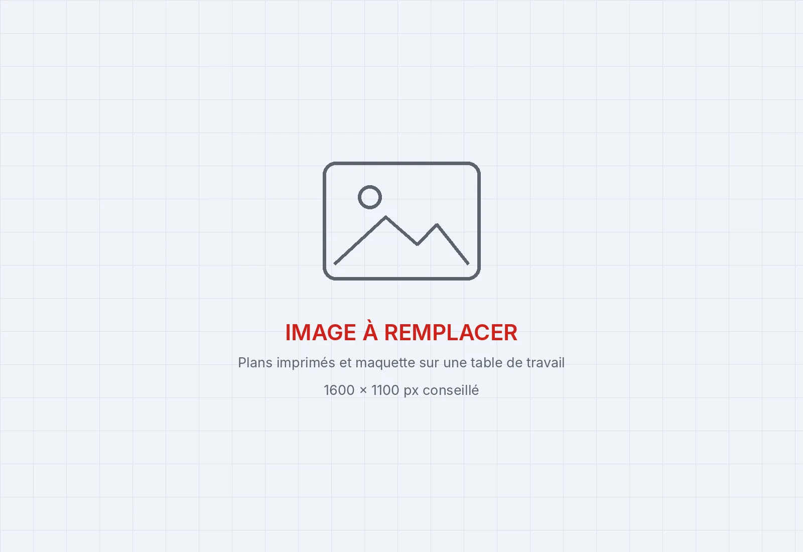 Image à remplacer : plans imprimés et maquette sur une table de travail
